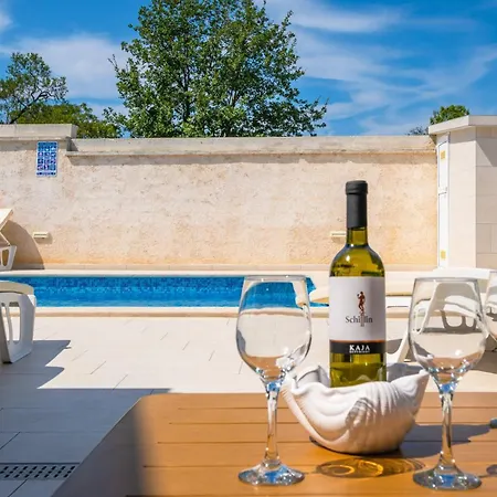 Family Nicole * Pula