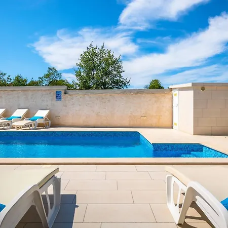 Family Nicole 别墅 普拉