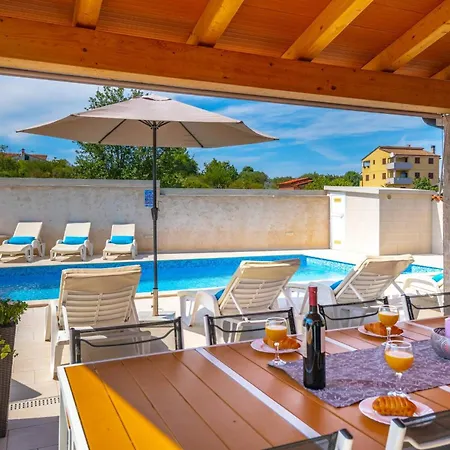 Family Nicole ヴィラ プーラ