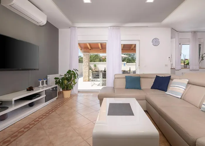 ヴィラ Family Nicole プーラ